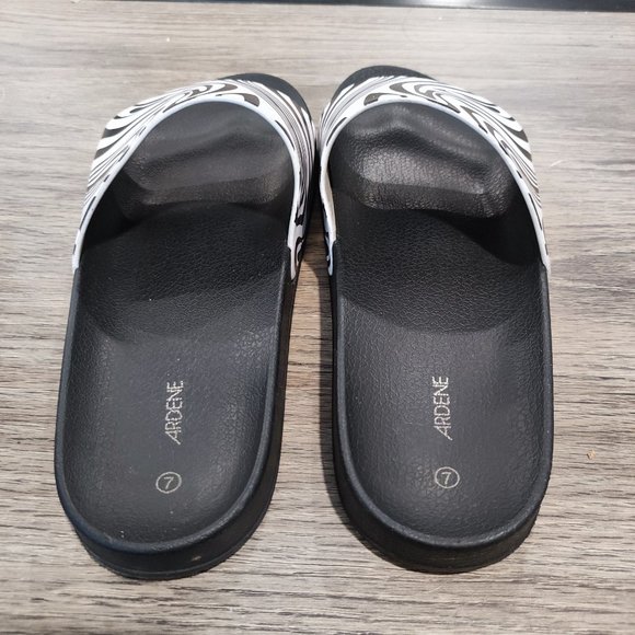 Ardene slippers black and white non-figurative  print women's size 7 - Picture 3 of 6